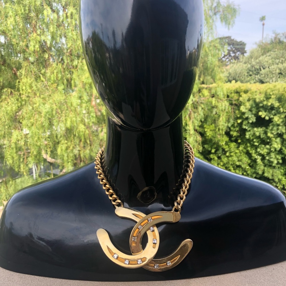 Horse shoe necklace